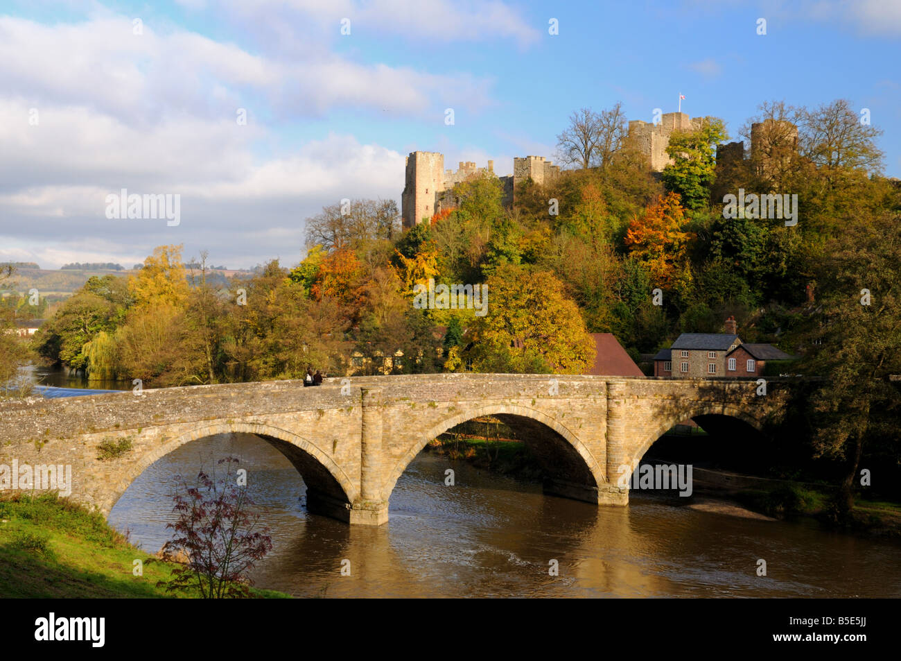 Dinham Brücke über den Fluss Teme im herbstlichen Sonnenschein mit Ludlow Castle in den Hintergrund, Ludlow, Shropshire, England, UK. Stockfoto