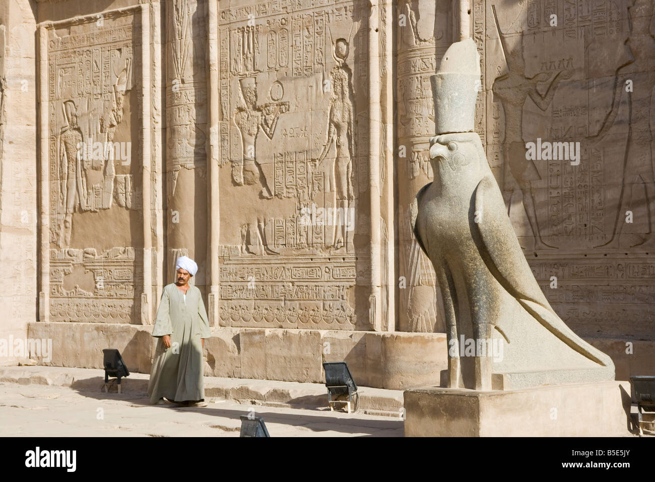Statue von der ägyptische Gott Horus an den Horus Tempel in Edfu, Ägypten Stockfoto