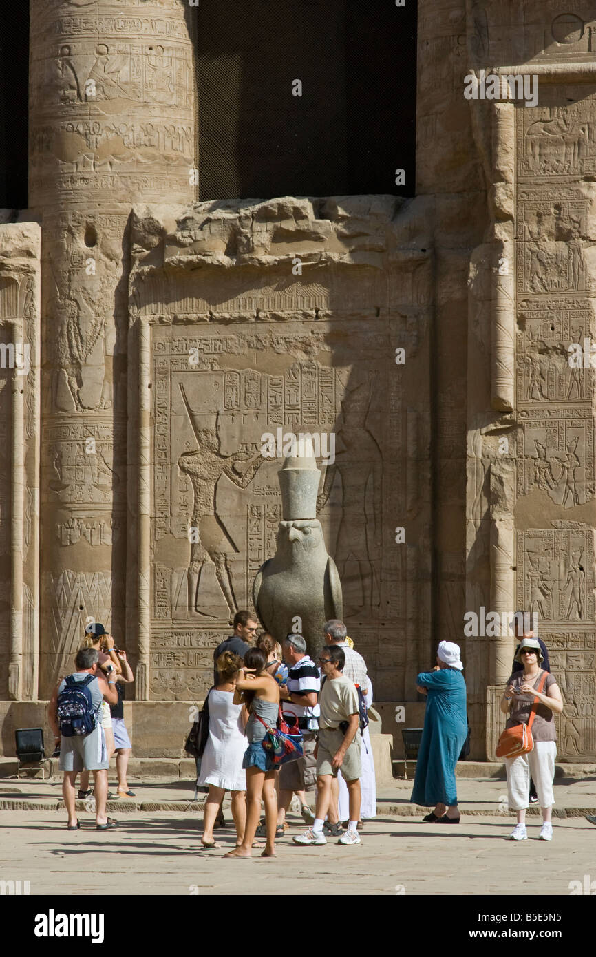 Statue von der ägyptische Gott Horus an den Horus Tempel in Edfu, Ägypten Stockfoto