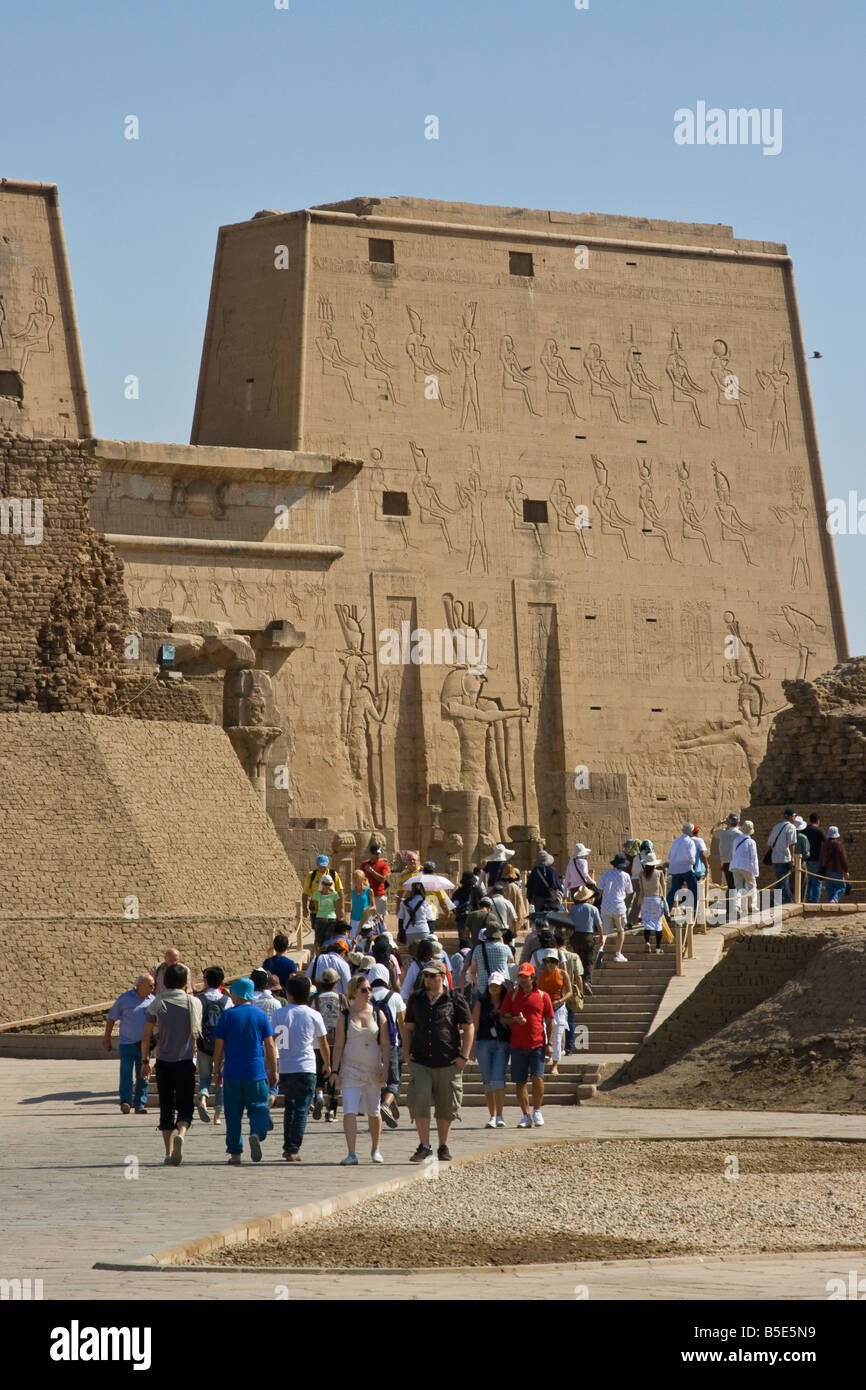 Touristen auf den Tempel des Horus in Edfu, Ägypten Stockfoto