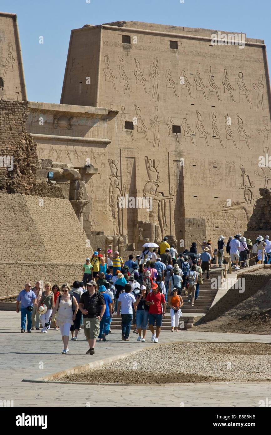 Touristen auf den Tempel des Horus in Edfu, Ägypten Stockfoto