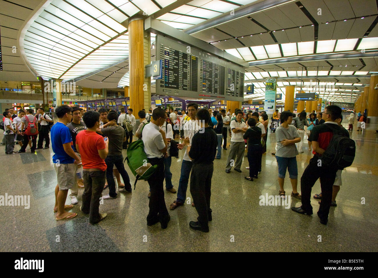 Check-in Schalter im Terminal 2 am Flughafen Changi in Singapur Stockfoto