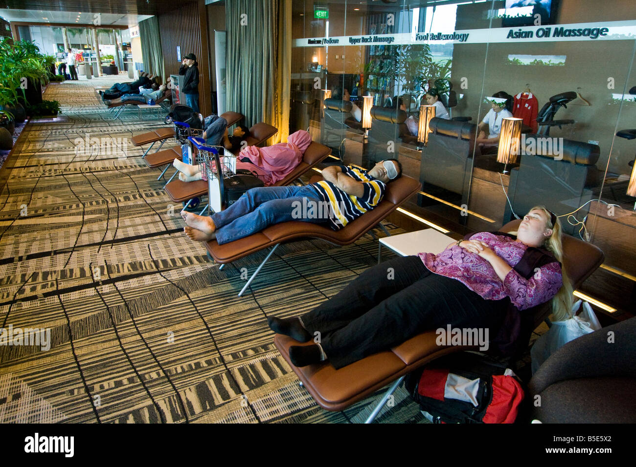 Schlafen im freien Lounge im Terminal 3 in den internationalen Flughafen  Changi in Singapur Stockfotografie - Alamy