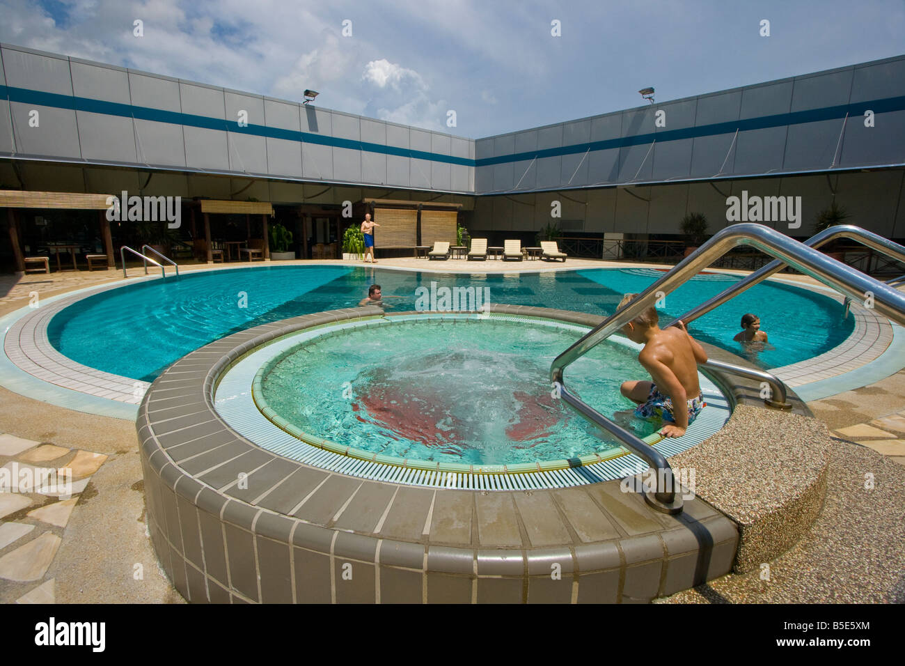 Genießen Sie den Pool in den internationalen Flughafen Changi in Singapur Stockfoto