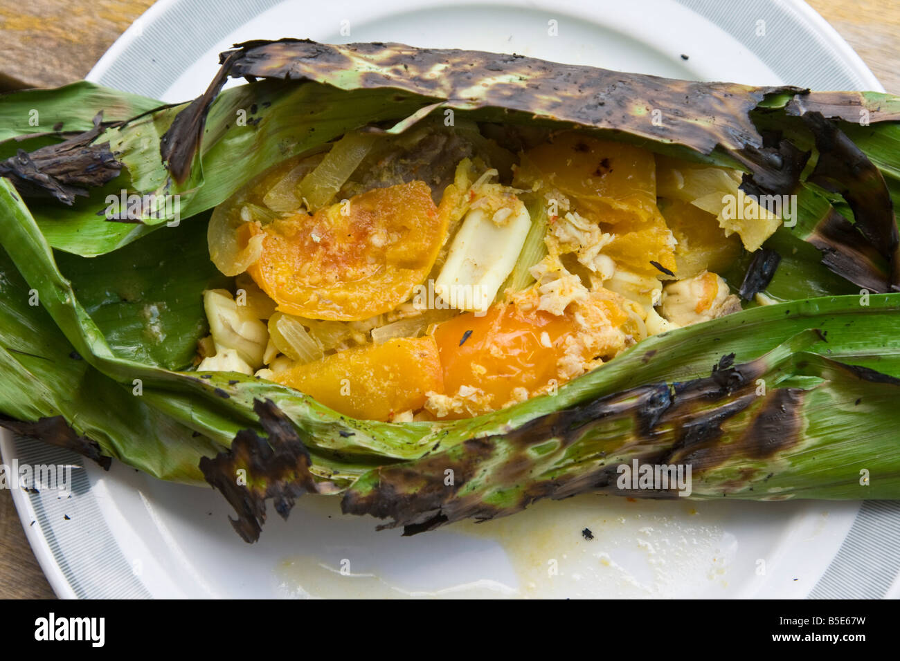 Fisch-Curry serviert in einem Bananenblatt in Labuanbajo auf der Insel Flores in Inonesia Stockfoto