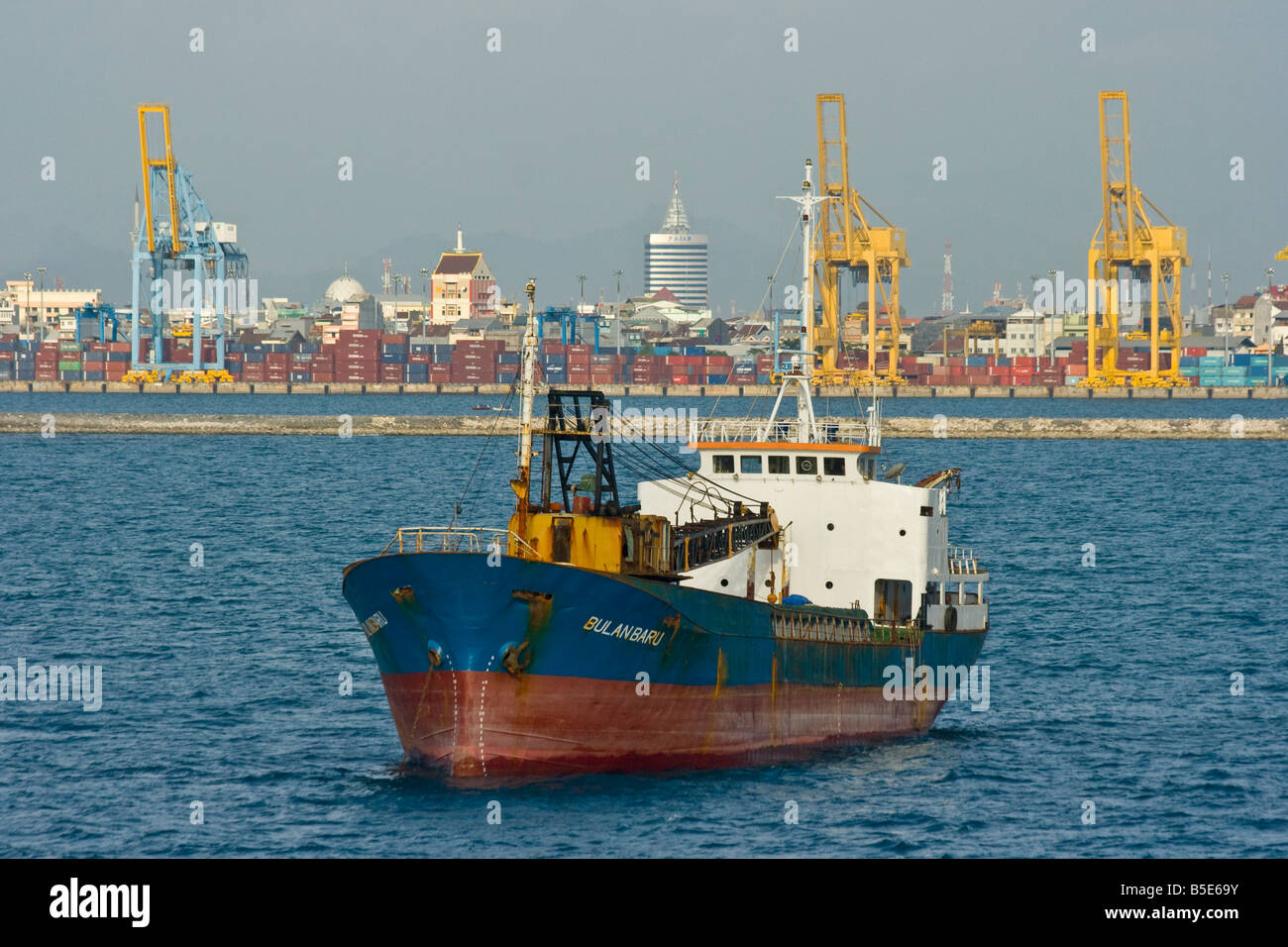 Verschiffungshafen in Makassar auf Sulawesi in Indonesien Stockfoto
