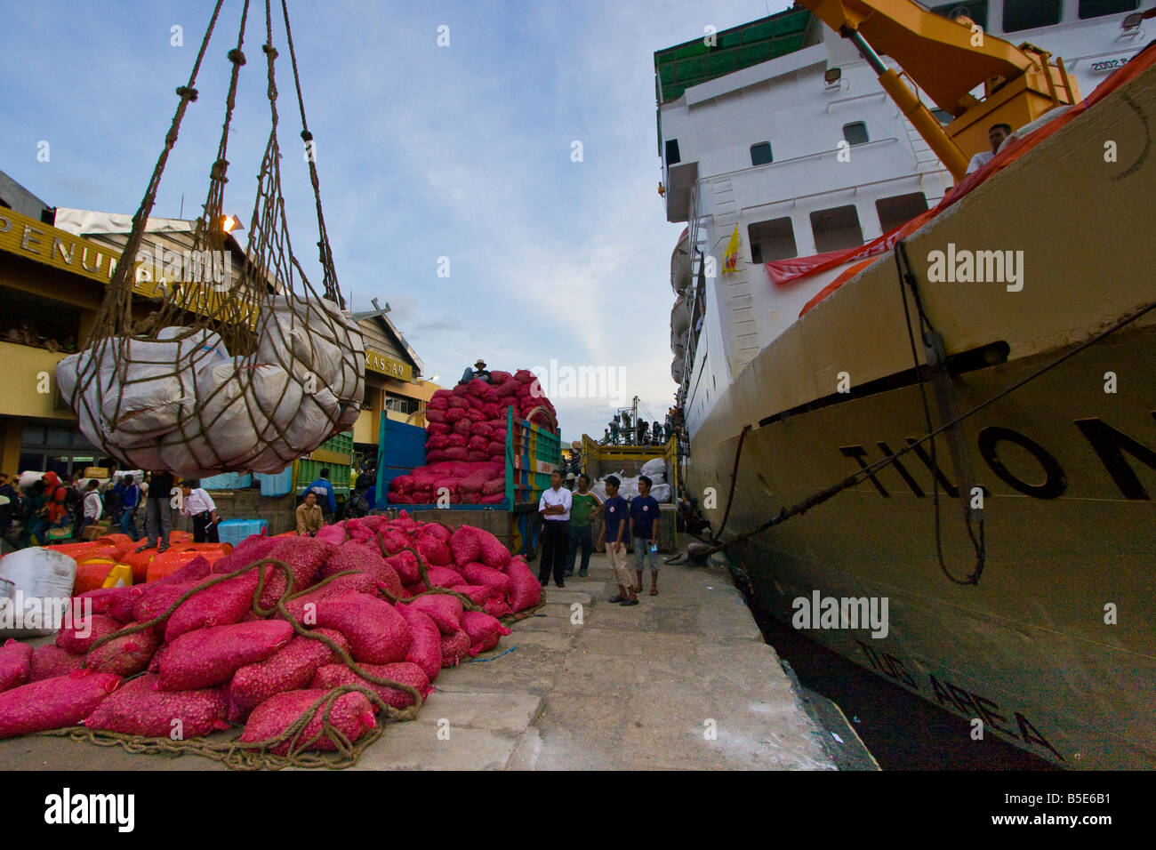 Be- und Entladen der Fähre mit Handelswaren in Makassar auf Sulawesi in Indonesien Stockfoto