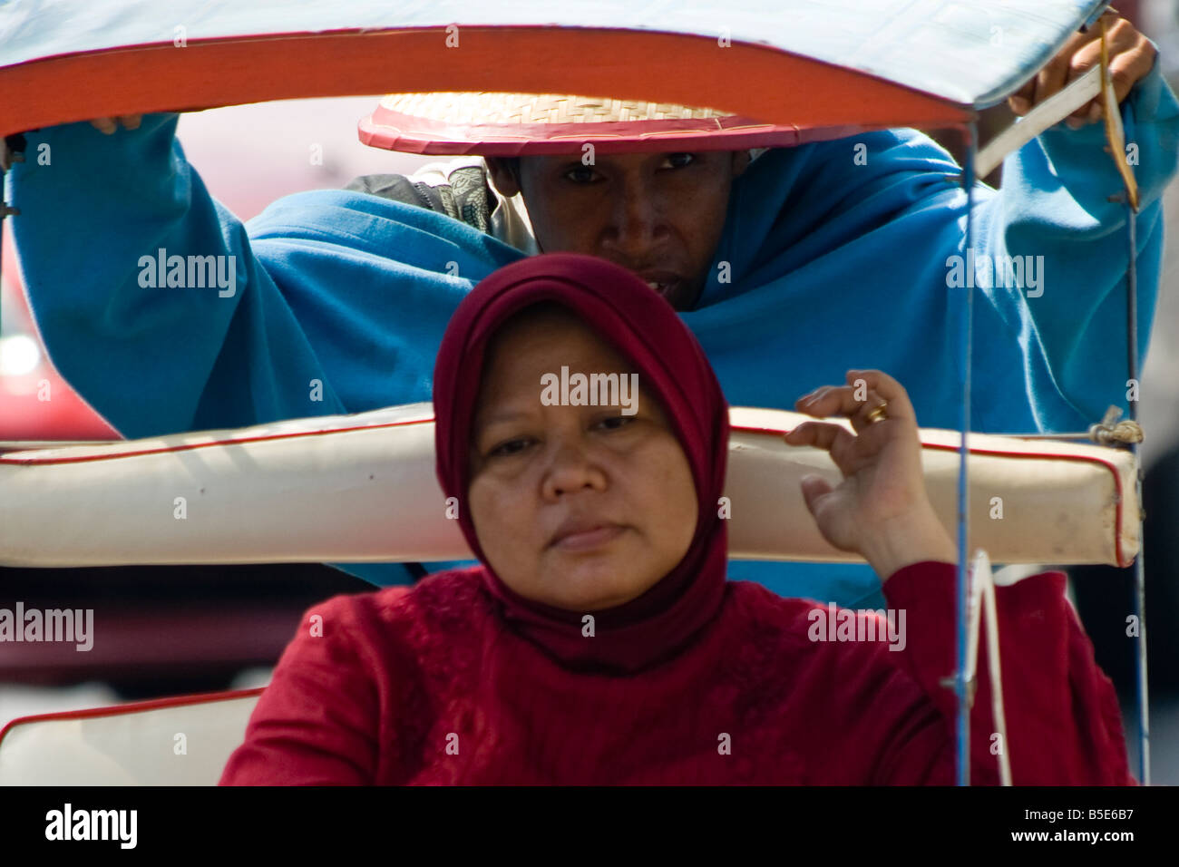 Muslimische Frau Reiten in einem Becak oder Velo-Rikscha in Makassar auf Sulawesi in Indonesien Stockfoto