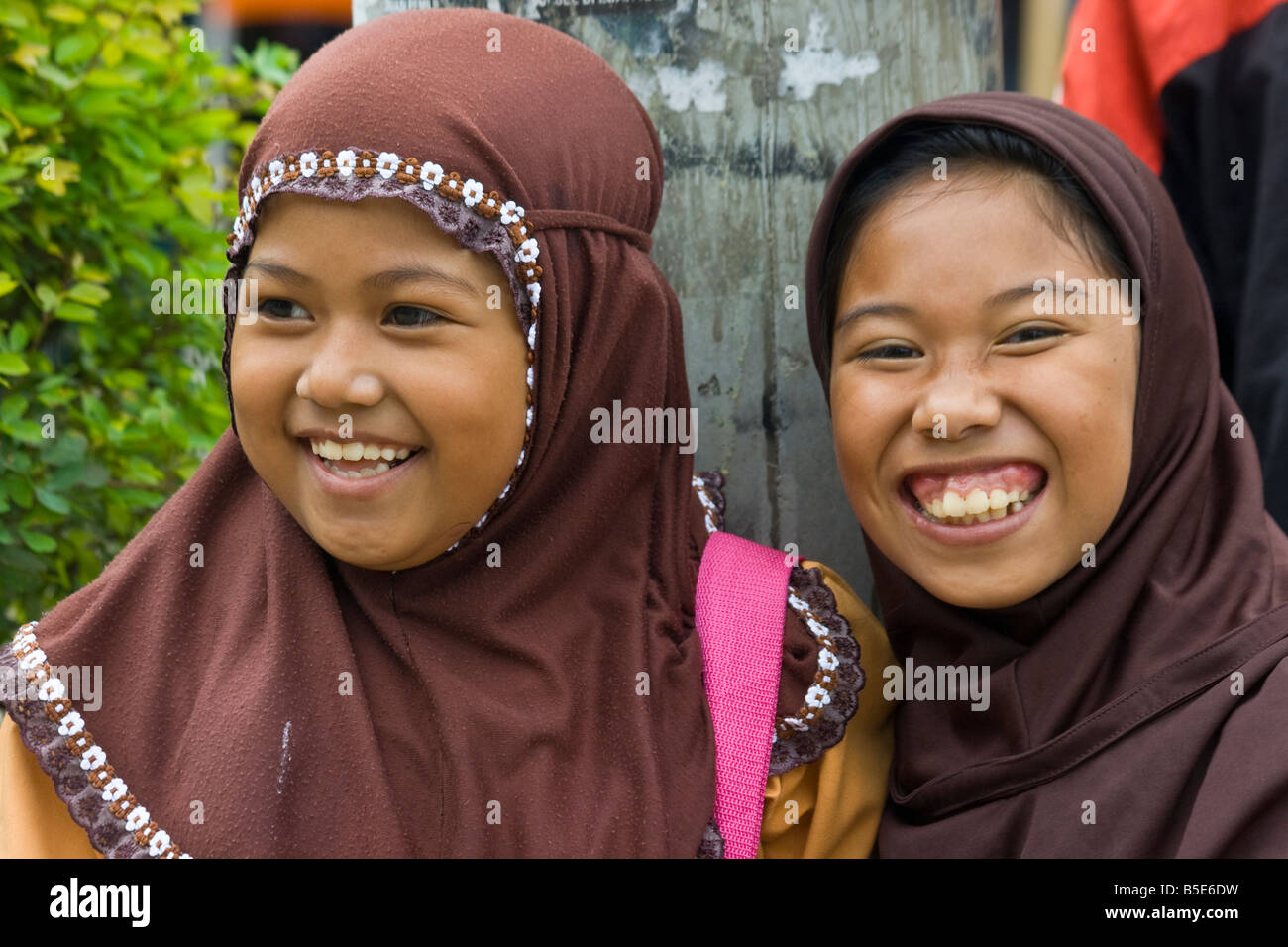 Muslimische Schülerinnen und Schüler in Rantepao auf Sulawesi in Indonesien Stockfoto