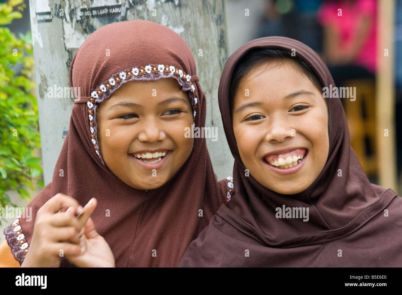 Muslimische Schülerinnen und Schüler in Rantepao auf Sulawesi in Indonesien Stockfoto