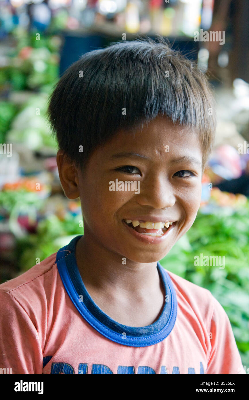 Indonesische junge auf einem Markt in Rantepao auf Sulawesi in Indonesien Stockfoto