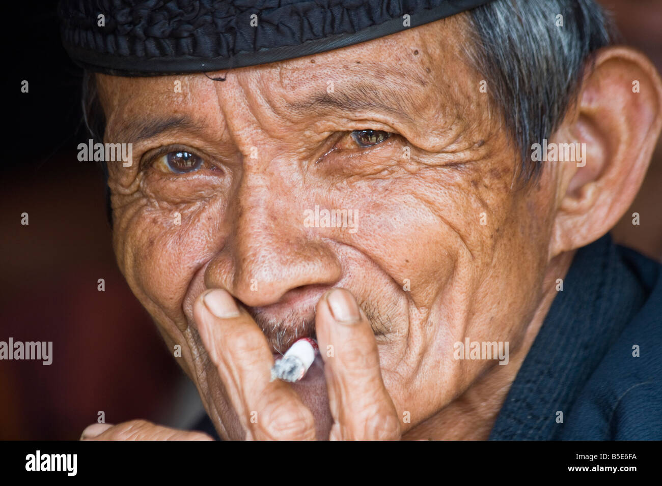 Älterer Mann bei einer Trauerfeier im Tallunglipu Village in Tana Toraja auf Sulawesi in Indonesien Stockfoto