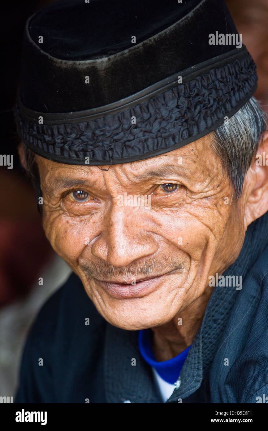 Älterer Mann bei einer Trauerfeier im Tallunglipu Village in Tana Toraja auf Sulawesi in Indonesien Stockfoto