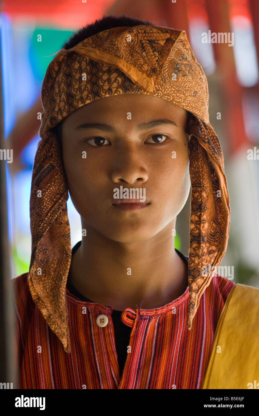 Junger Mann bei einer Trauerfeier im Tallunglipu Village in Tana Toraja auf Sulawesi in Indonesien Stockfoto