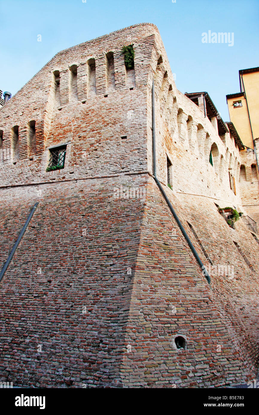 die 14. Jahrhundert historischen Mauern von der schönen Hilltown von Jesi in Le Marche, Italien sind auf römischen Fundamenten erbaut. Stockfoto