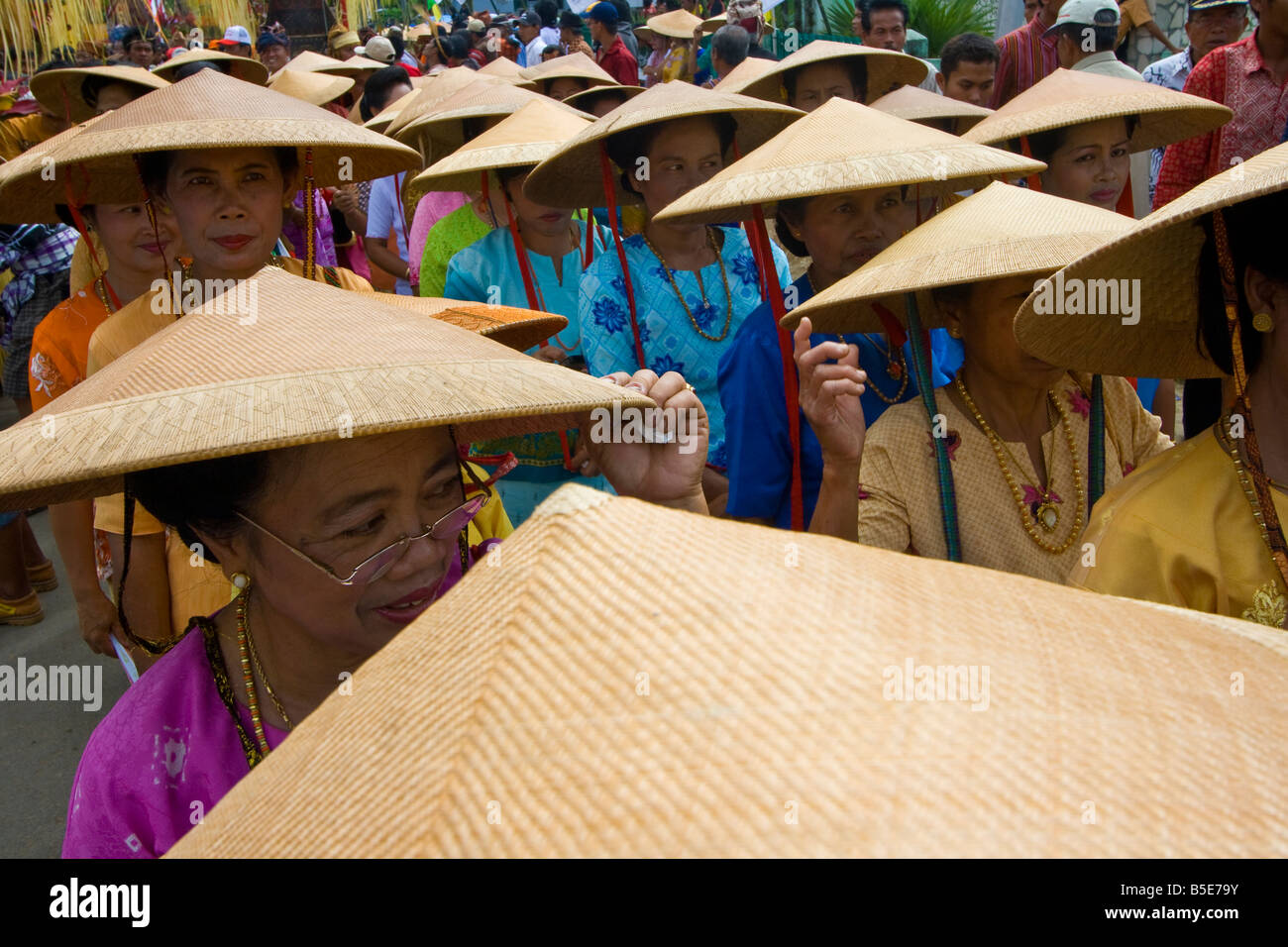 Frauen tragen traditionelle Hüte während National Day Festival in Rantepao auf Sulawesi in Indonesien Stockfoto