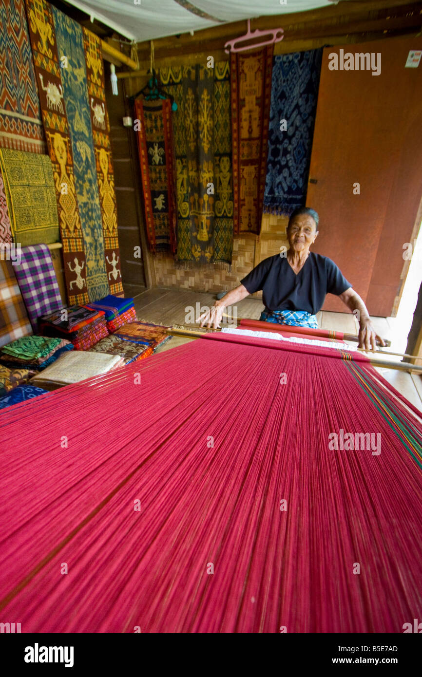 Ikat weben in Sadan Dorf in Tana Toraja auf Sulawesi in Indonesien Stockfoto