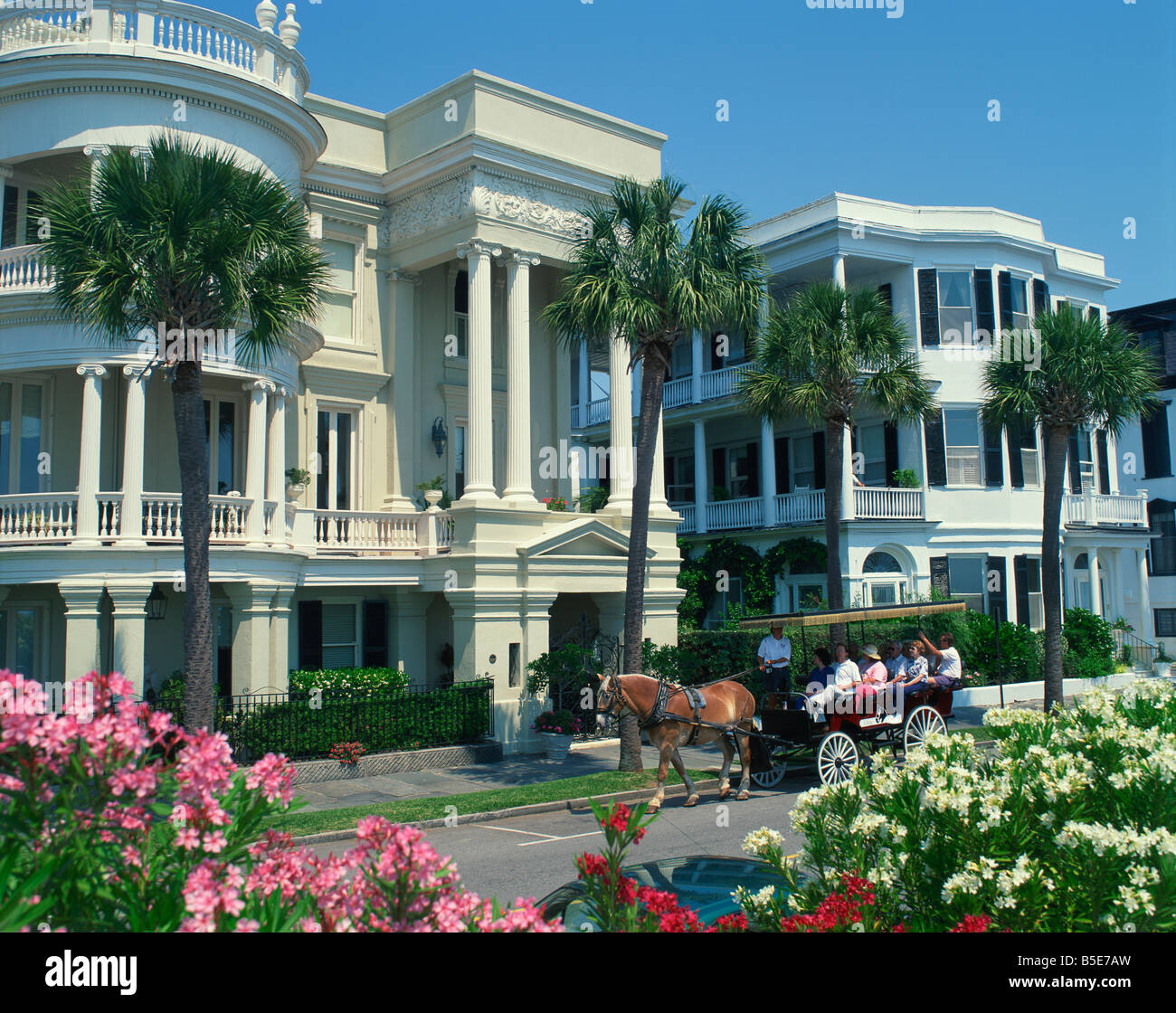Touristen in Pferd gezogenen Fahrzeug anzeigen große Häuser im Osten Batterie Charleston South Carolina USA G R Richardson Stockfoto