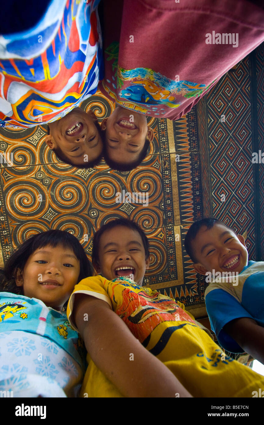 Kinder in einem traditionellen Tongkonan Haus in Tana Toraja auf Sulawesi in Indonesien Stockfoto