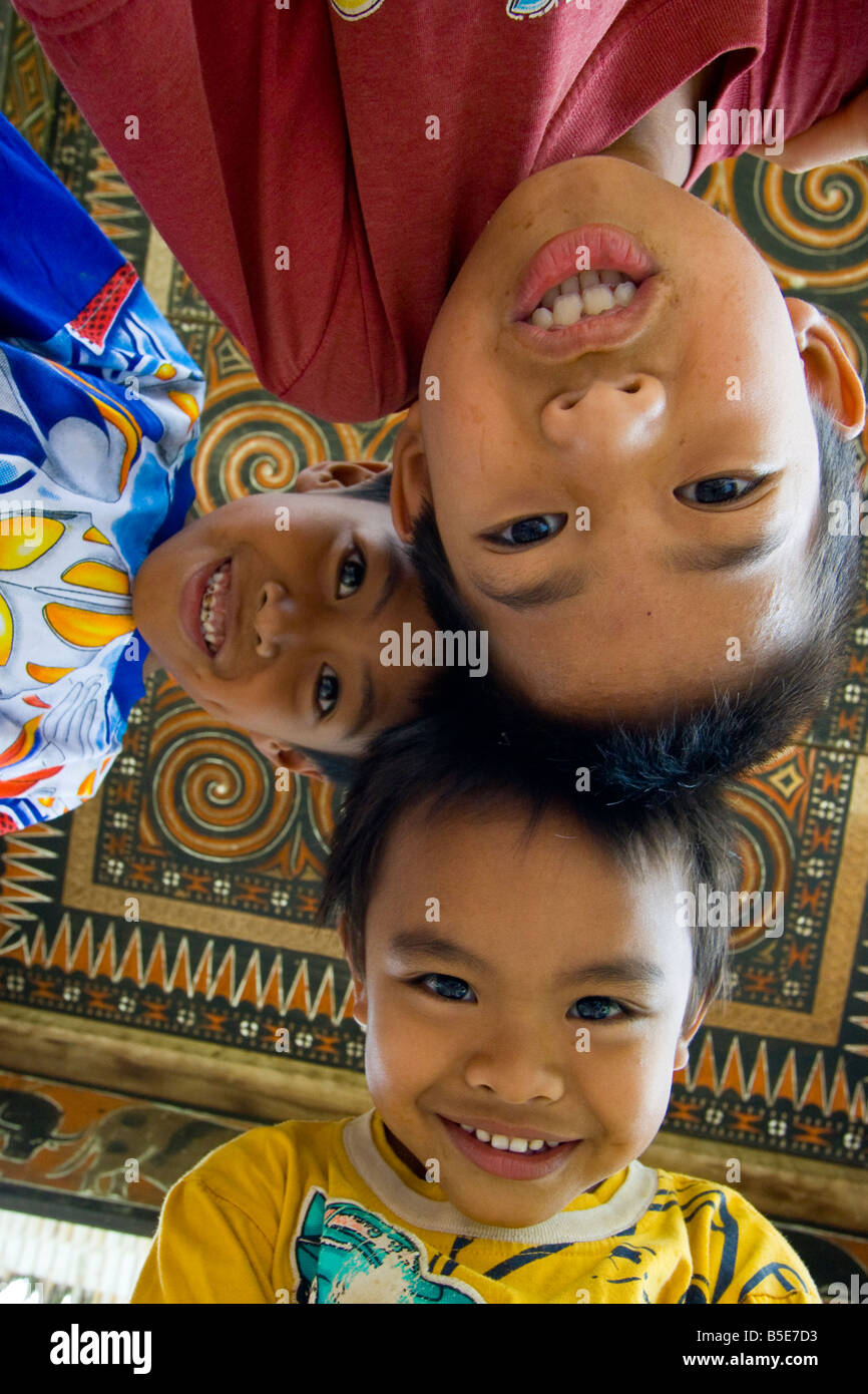 Kinder in einem traditionellen Tongkonan Haus in Tana Toraja auf Sulawesi in Indonesien Stockfoto