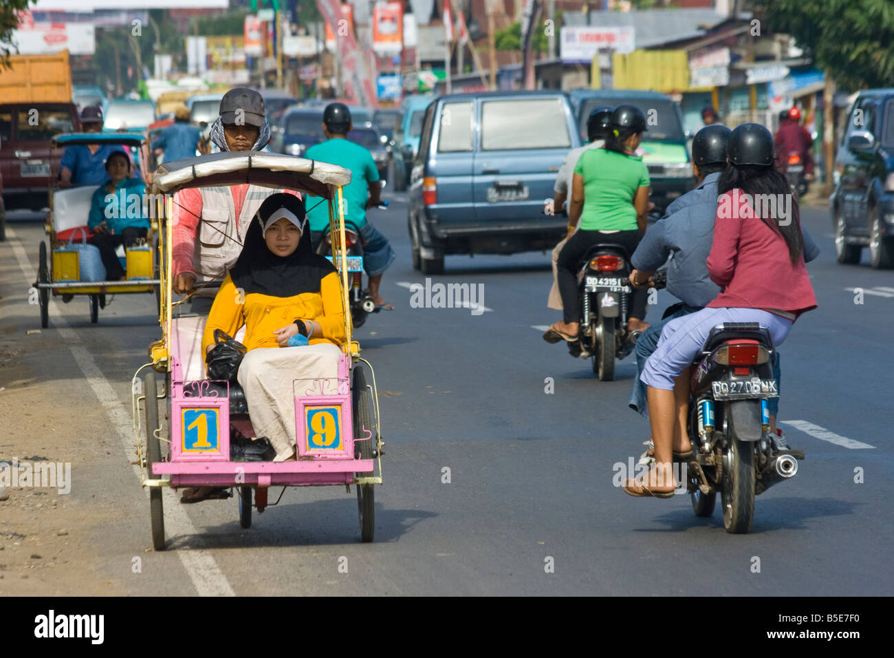 Junge muslimische Frau Reiten in einem Becak oder Velo-Rikscha in Makassar auf Sulawesi in Indonesien Stockfoto