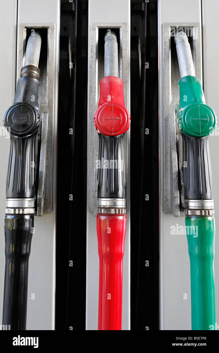 Benzin Pumpe Gasdüsen an einer Tankstelle hautnah Stockfoto