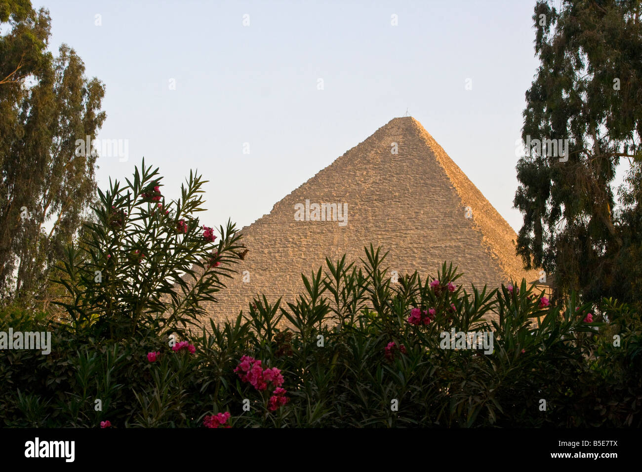 Cheops-Pyramide betrachtet das Oberoi Mina House Hotel in Gizeh bei Kairo Ägypten Stockfoto