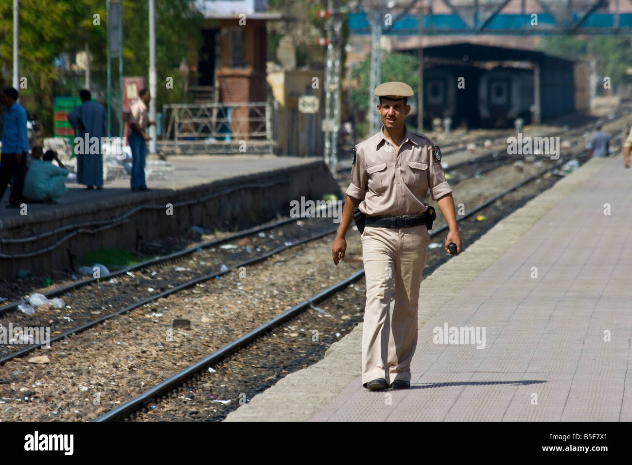 Eisenbahn-Polizist am Bahnhof in Edfu, Ägypten Stockfoto