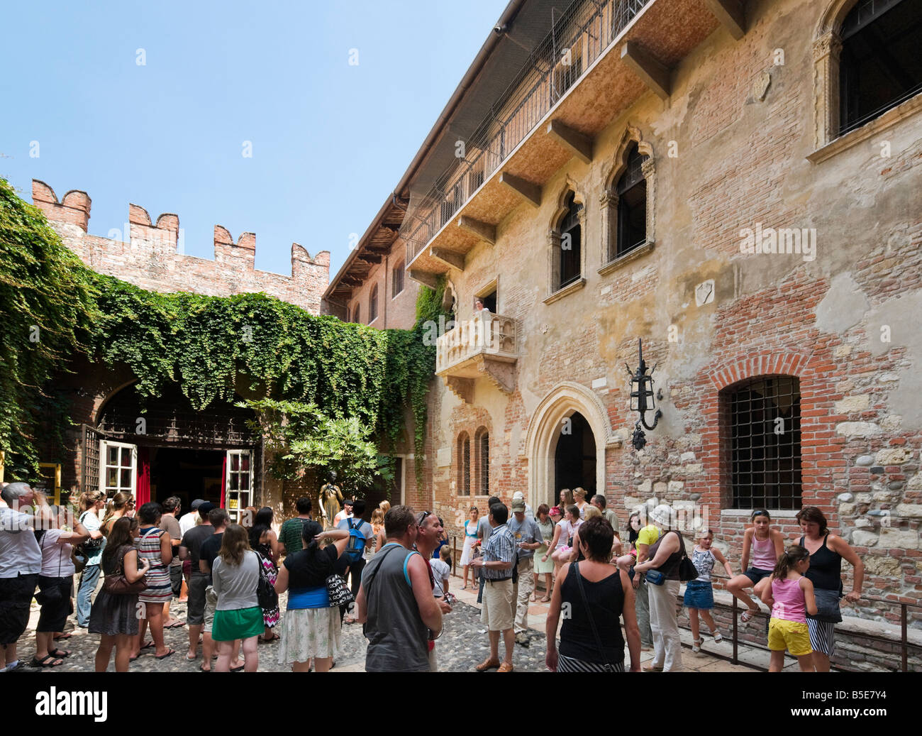 Romeo und Julia Balkon. Touristen unter dem Balkon der Casa di Giulietta (das Haus der Julia), Via Cappello, Verona, Italien Stockfoto