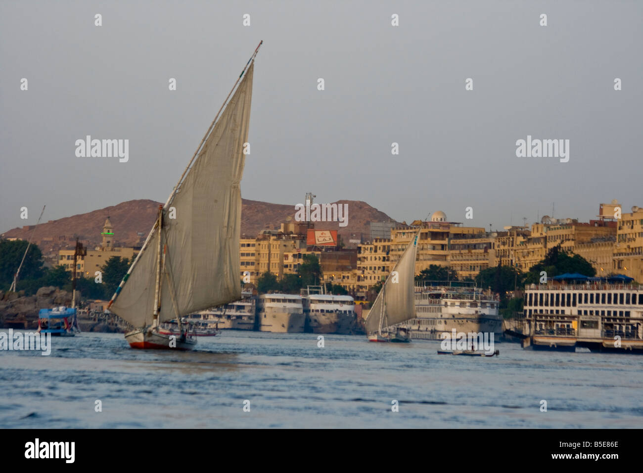 Feluke Segelboot auf dem Nil in Assuan, Ägypten Stockfoto