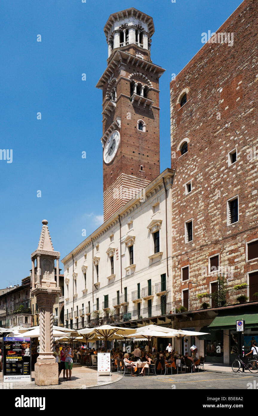 Straßencafé und Markt vor dem Torre dei Lamberti in der Piazza Delle Erbe, Verona, Veneto, Italien Stockfoto