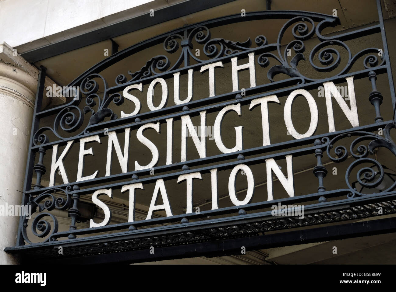 Viktorianische Zeichen für South Kensington u-Bahnstation Stockfoto