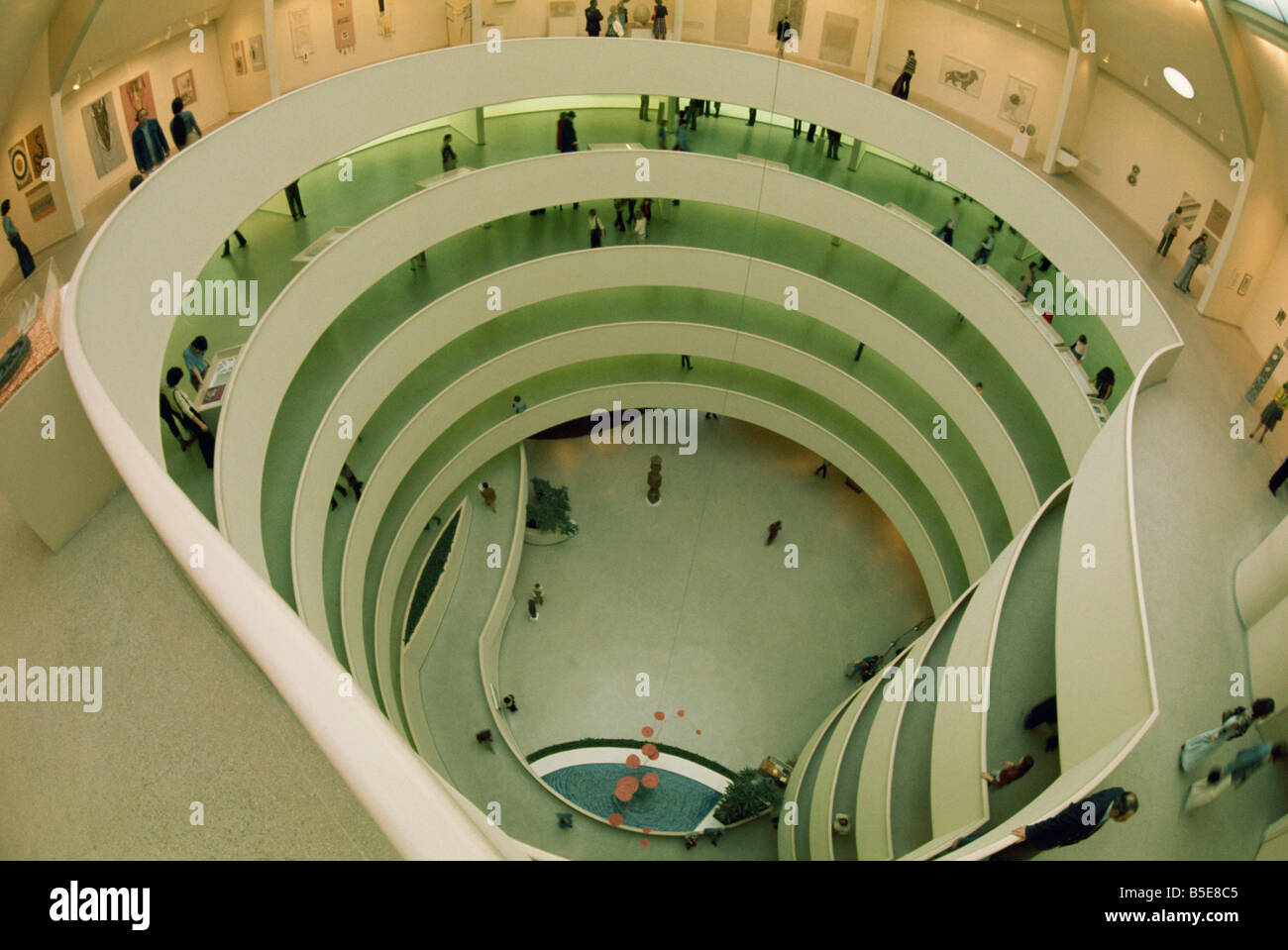 Großes Atrium innerhalb des Guggenheim-Museums in Manhattan, New York City, USA, Nordamerika Stockfoto