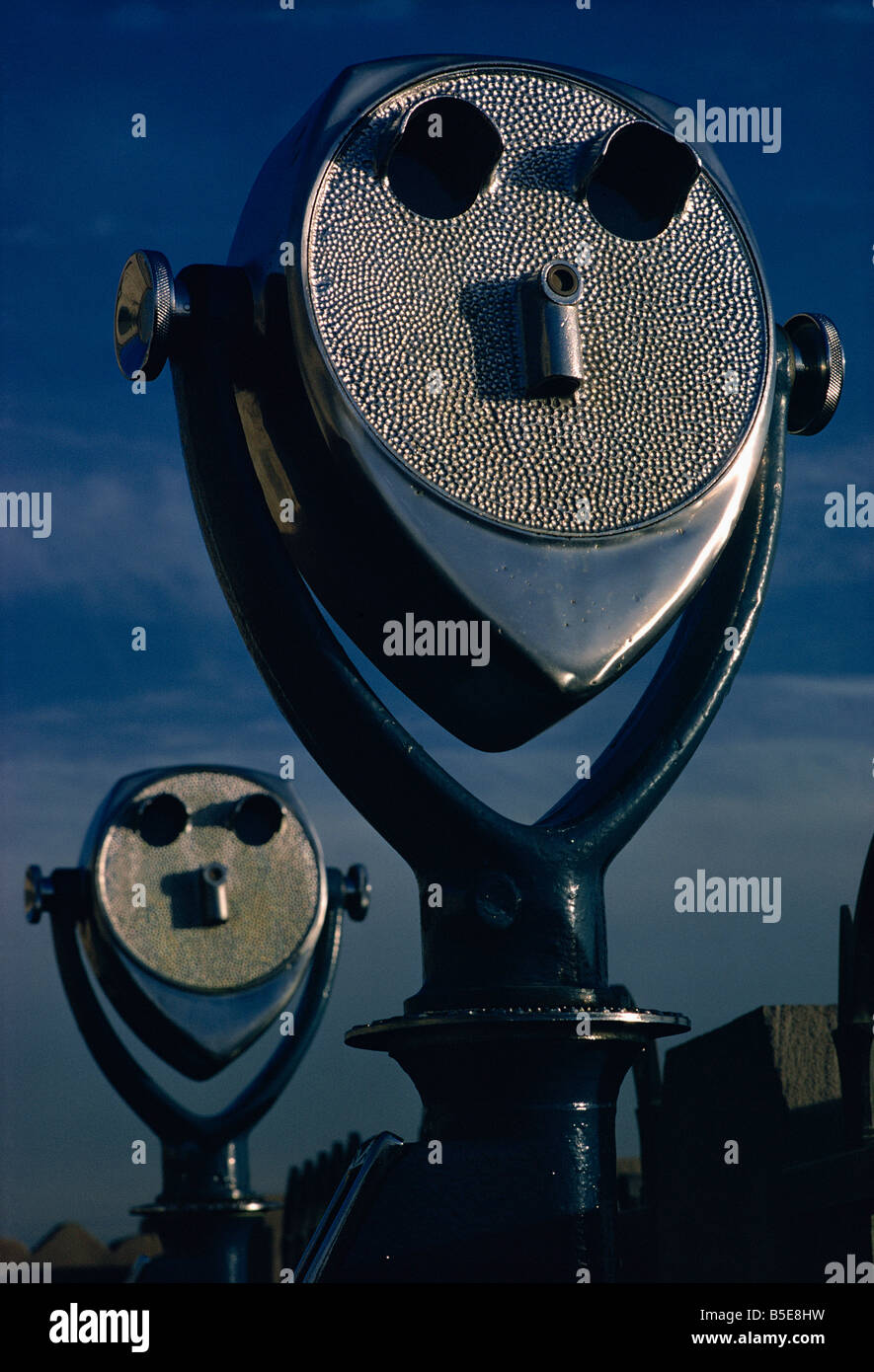 Ferngläser für die Anzeige von Manhattan Skyline, New York City, USA, Nordamerika Stockfoto