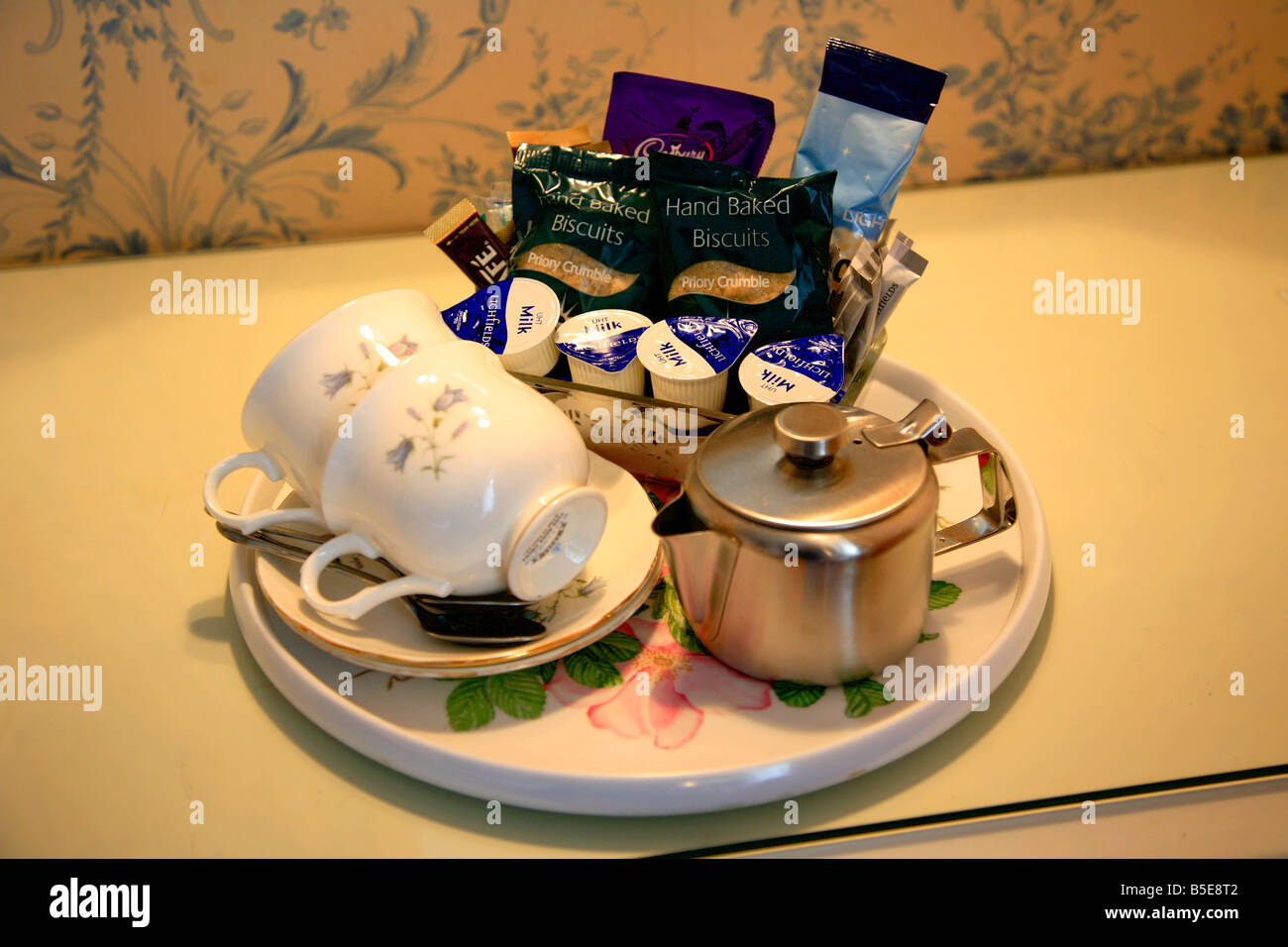 B n B Tee set Bed &amp; Breakfast Tee Kaffeetassen Stockfoto