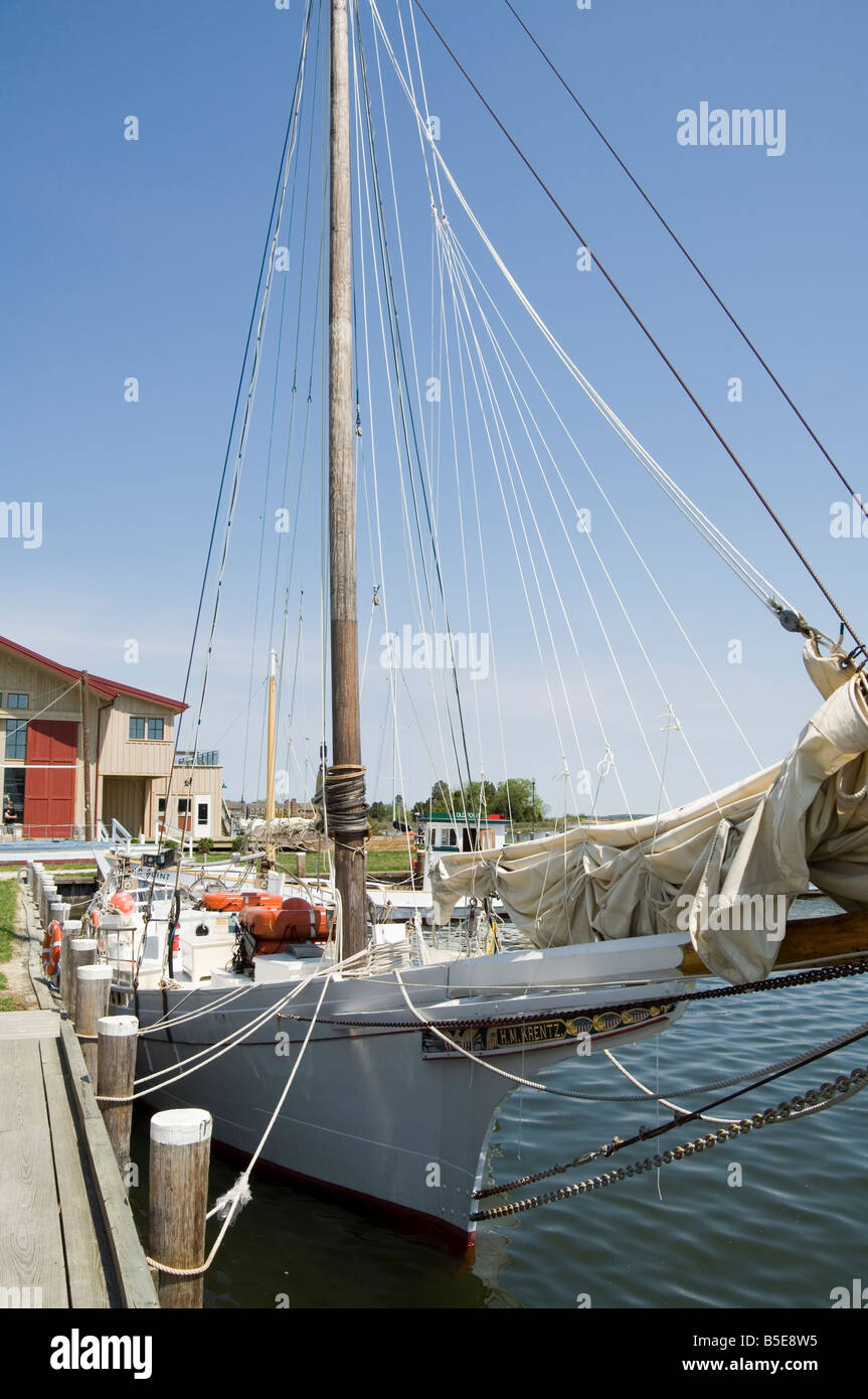 Restaurierten historischen Skipjack-Segelboot, Chesapeake Bay Maritime Museum, St. Michaels, Talbot County, Miles River, Maryland Stockfoto
