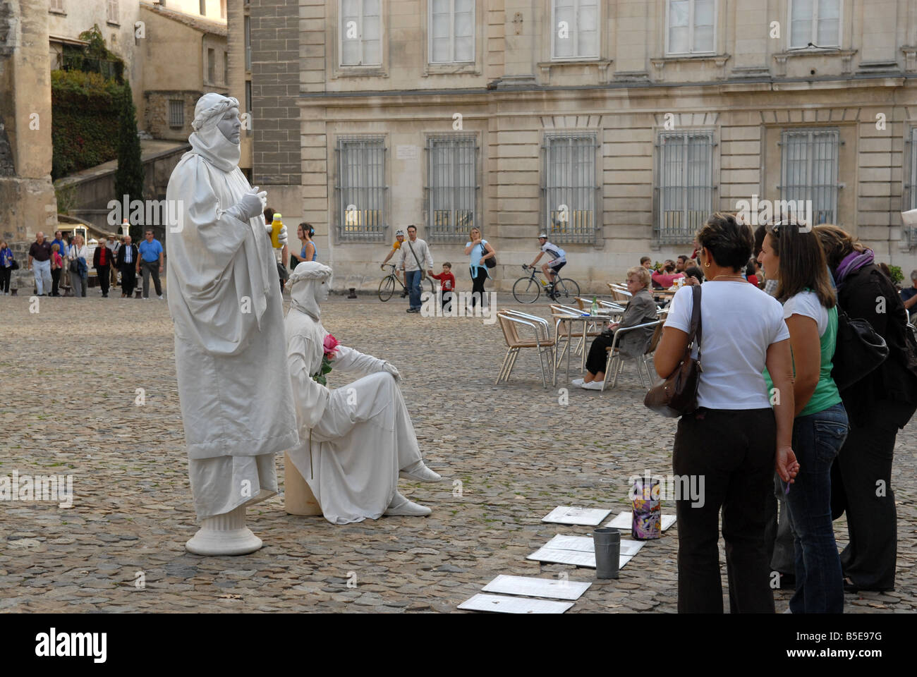 Pantomime, unterhaltsame Touristen bei der Papstpalast in Avignon Frankreich de Stockfoto