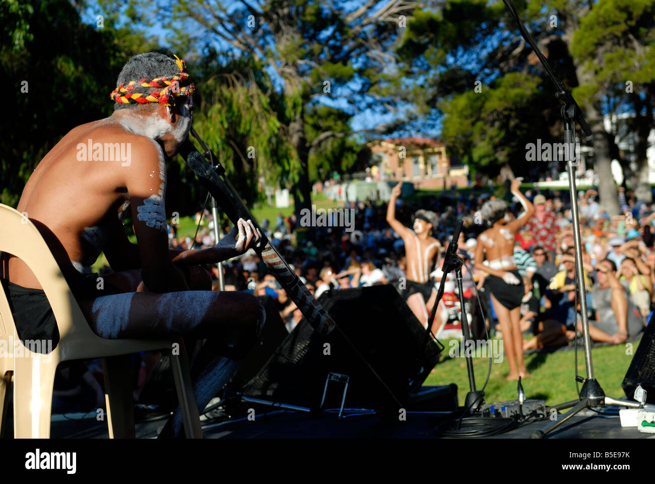 Aboriginal Didgeridoo-Spieler und Tänzer, Konzert im Freien, Perth, Western Australia Stockfoto