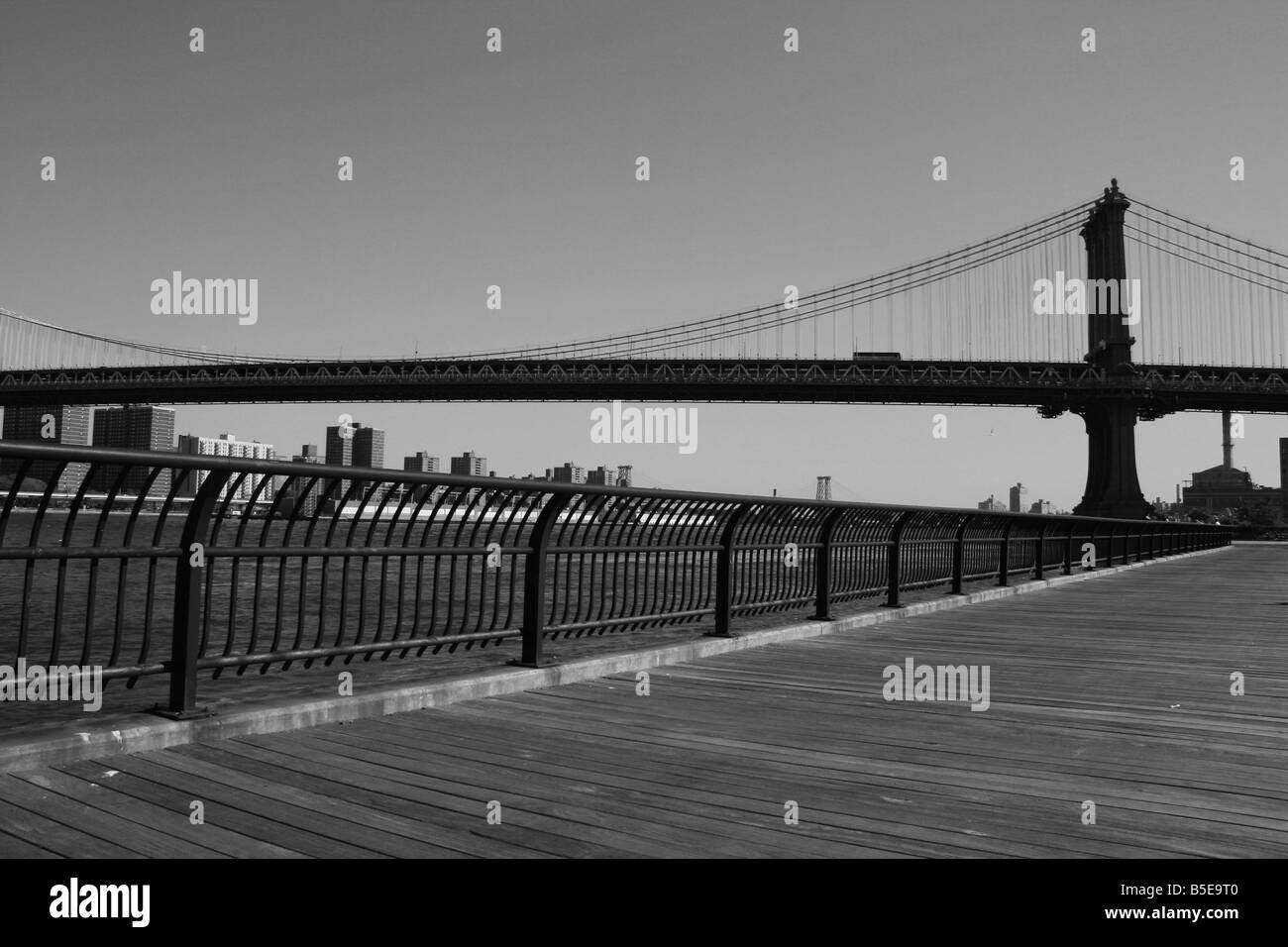 Promenade entlang des East River. Manhattan Bridge im Hintergrund. Stockfoto