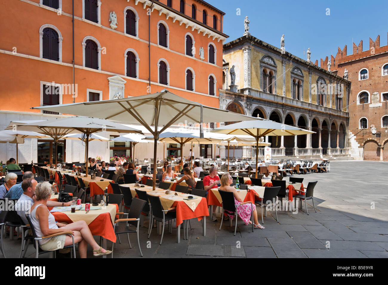 Caffe Dante Restaurant Piazza dei Signori (mit der Loggia del Consiglio und Palazzo Degli Scaliger hinter), Verona, Italien Stockfoto