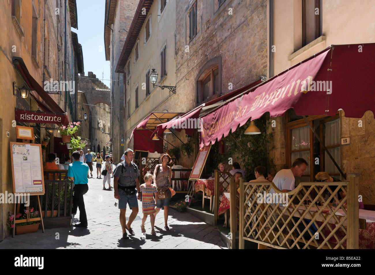 Cafe in einer Seitenstraße in der Altstadt, Volterra, Toskana, Italien Stockfoto