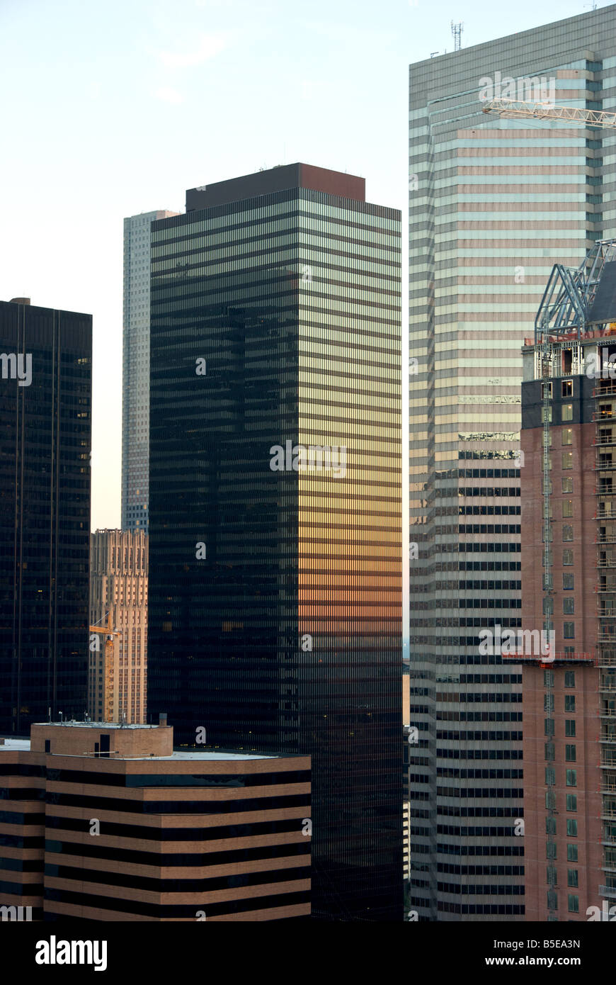 Büro Hochhäusern Downtown Houston spiegelt die Farben des Sonnenaufgangs im Morgengrauen an den Fenstern Stockfoto