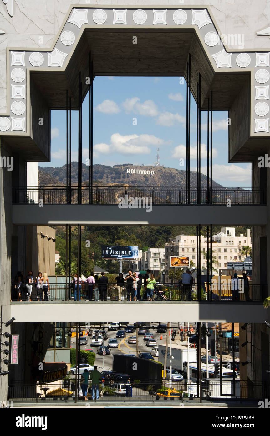 Das Hollywood-Schild in Ferne an Hollywood-Highland-Entertainment-Center, Hollywood, Los Angeles, Kalifornien, USA Stockfoto