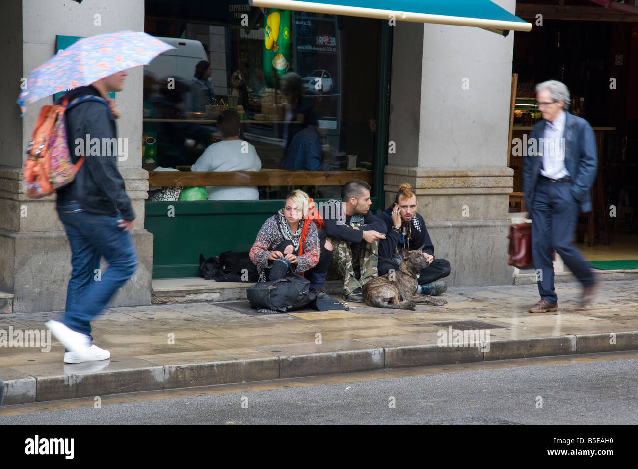 Landstreicher, schnorren vor einem Café in barcelona Stockfoto