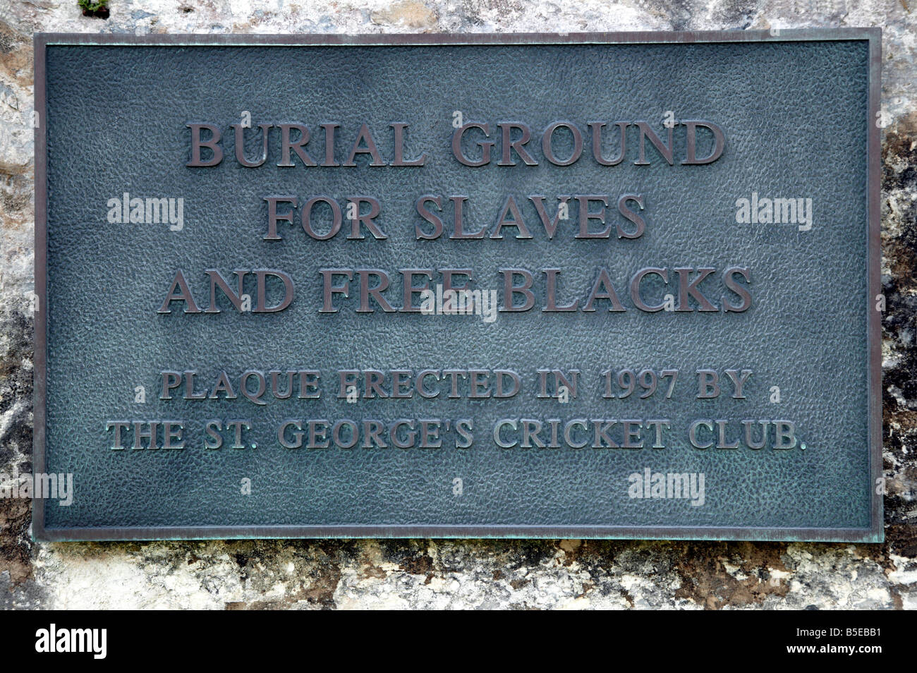 Gedenktafel für die Beerdigung Boden für Sklaven und freien schwarzen St George Parish, in St. Peters Church Friedhof, Bermuda Stockfoto
