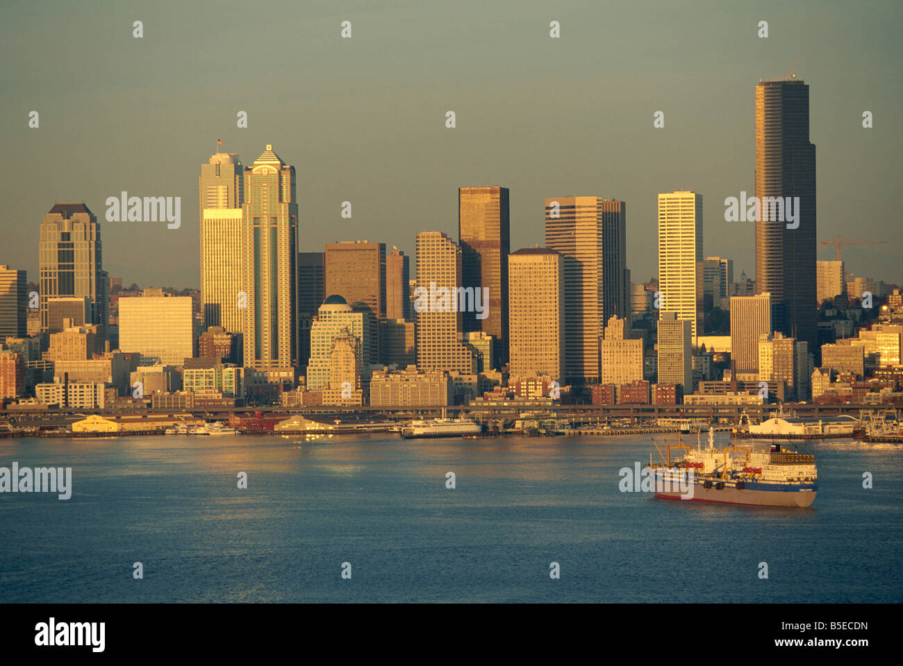 Der Hafen und die Stadt Skyline, Blick nach Osten über Elliot Bay auf die Hochhäuser der Innenstadt von Seattle, Washington State Stockfoto