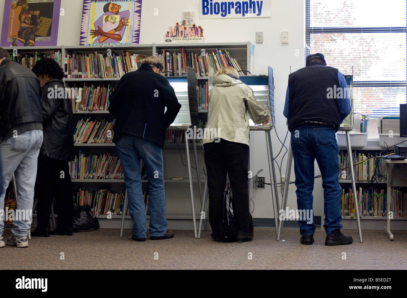 4. November 2008. USA, WA, Seattle. Wähler am Tag der Wahl an der Seattle-Bezirk. Polling-Platz. Wahllokal. Stockfoto