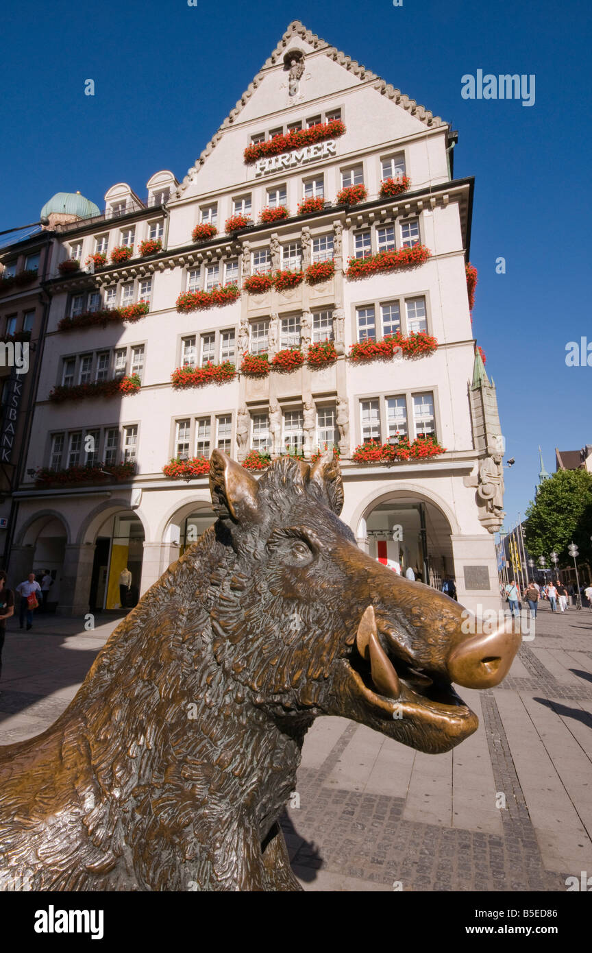 Bronzestatue des Wildschweins am Eingang der Jagd- und Fischerei Museum München Bayern Deutschland Stockfoto