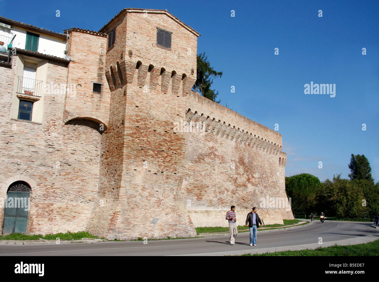 die 14. Jahrhundert historischen Mauern von der schönen Hilltown von Jesi in Le Marche, Italien sind auf römischen Fundamenten erbaut. Stockfoto