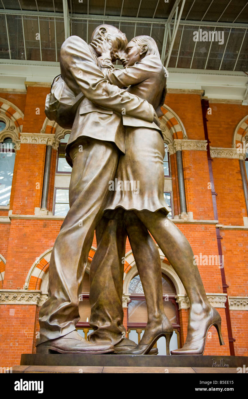 London, St Pancras Bahnhof Zug entfernt, die imposante Bronzestatue des The Meeting Place von Paul Day abgeschlossen 2007 Stockfoto